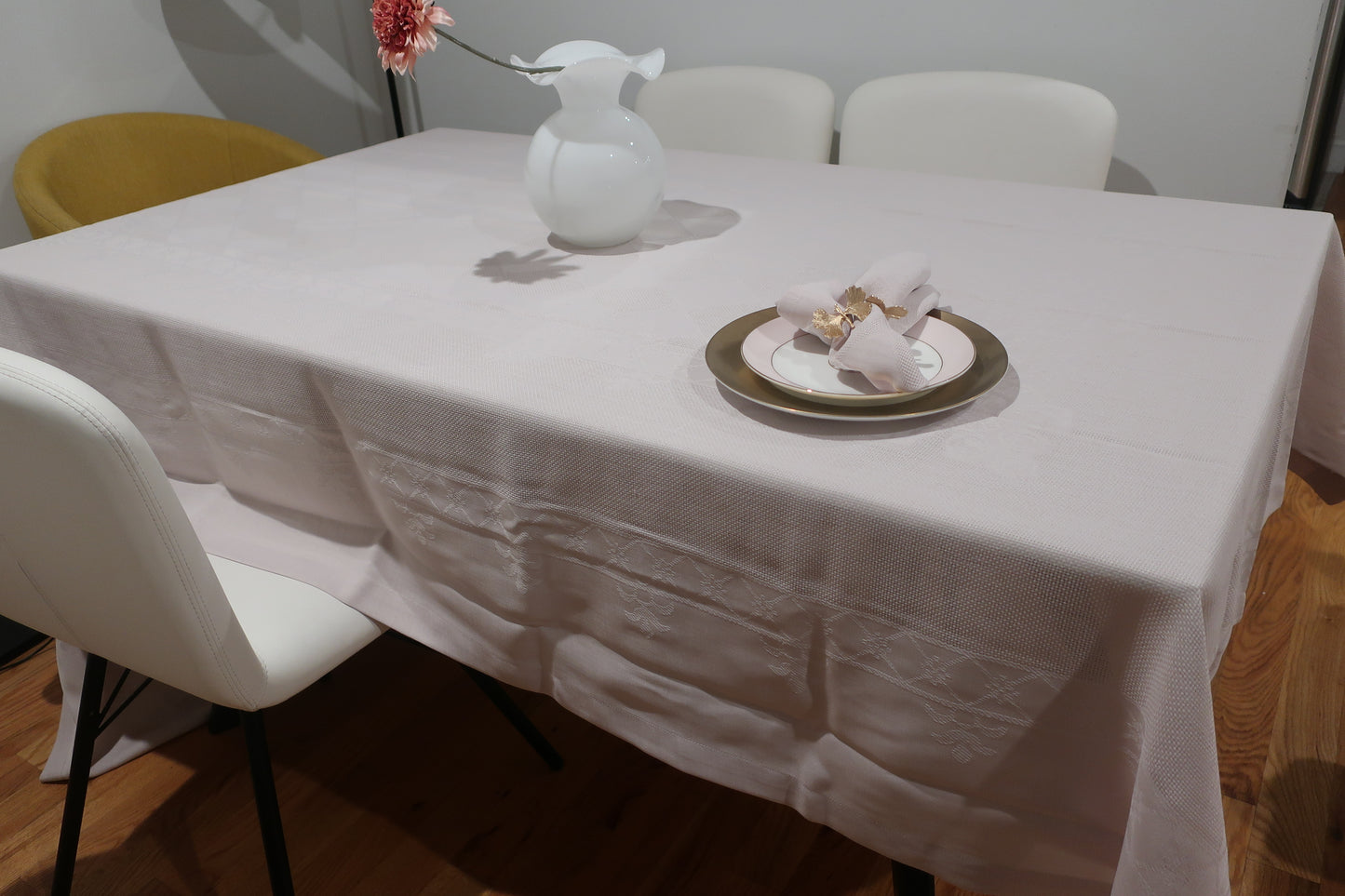 Geneva Diamond White / Mauve Tablecloth