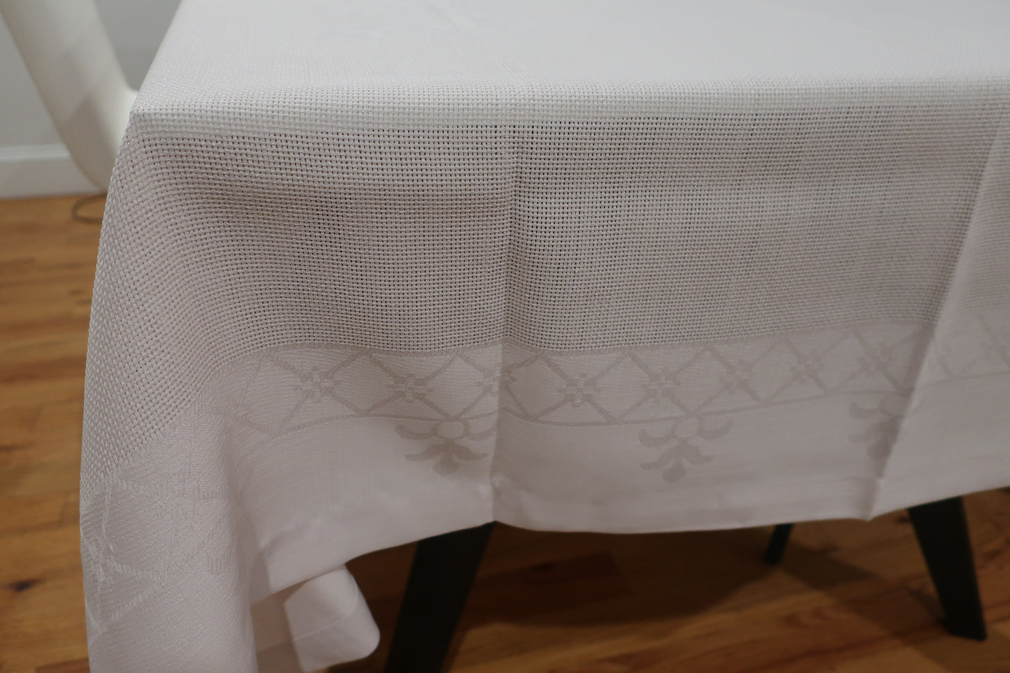 Geneva Diamond White / Mauve Tablecloth