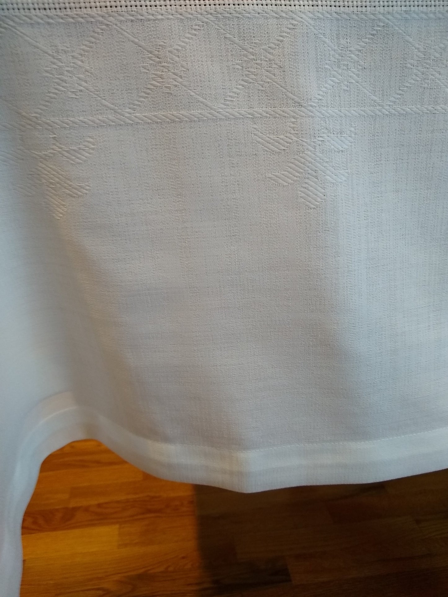 Geneva Diamond White / Mauve Tablecloth